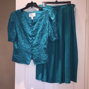 Women’s top and skirt. Green.